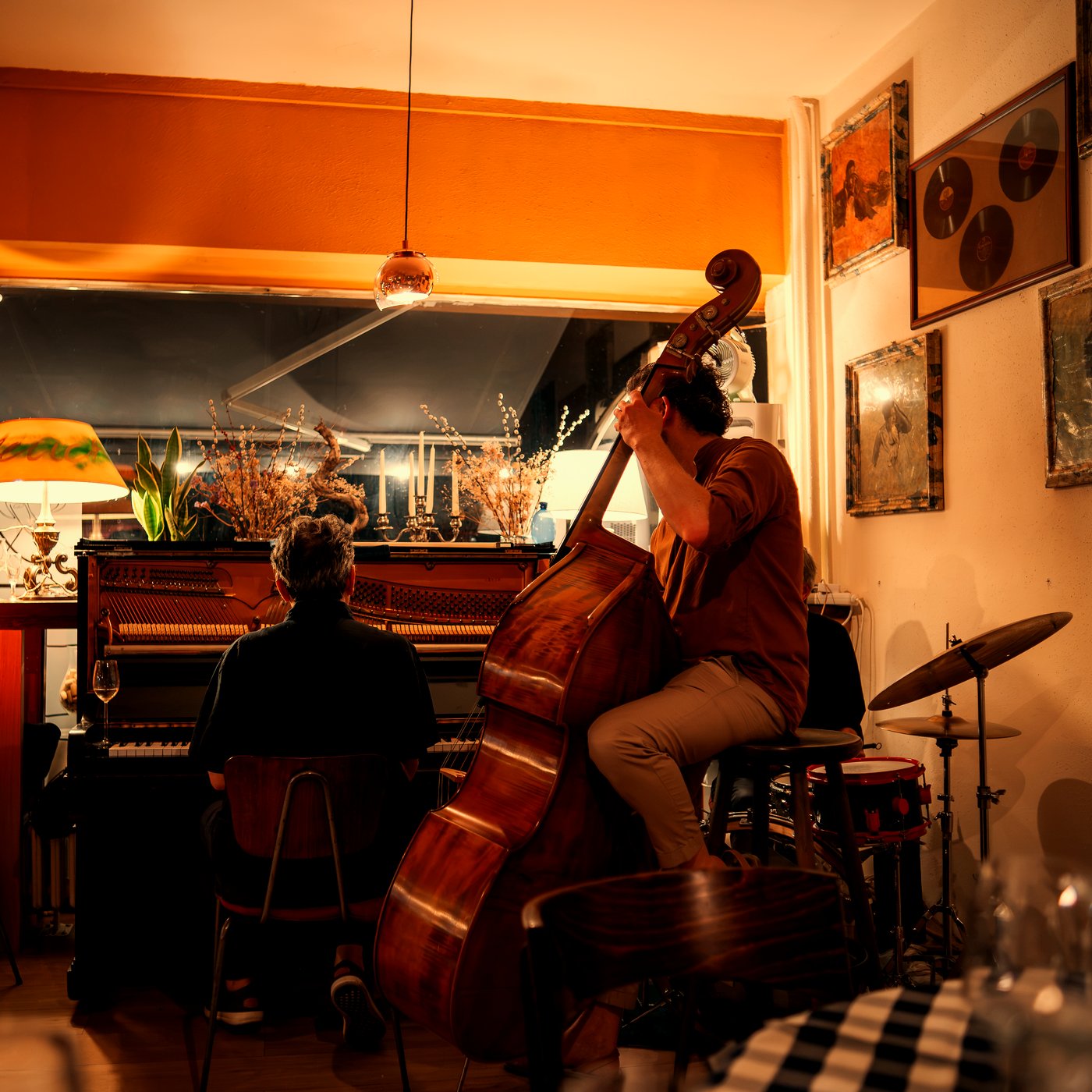 A double bass solo at a Modi jazz evening