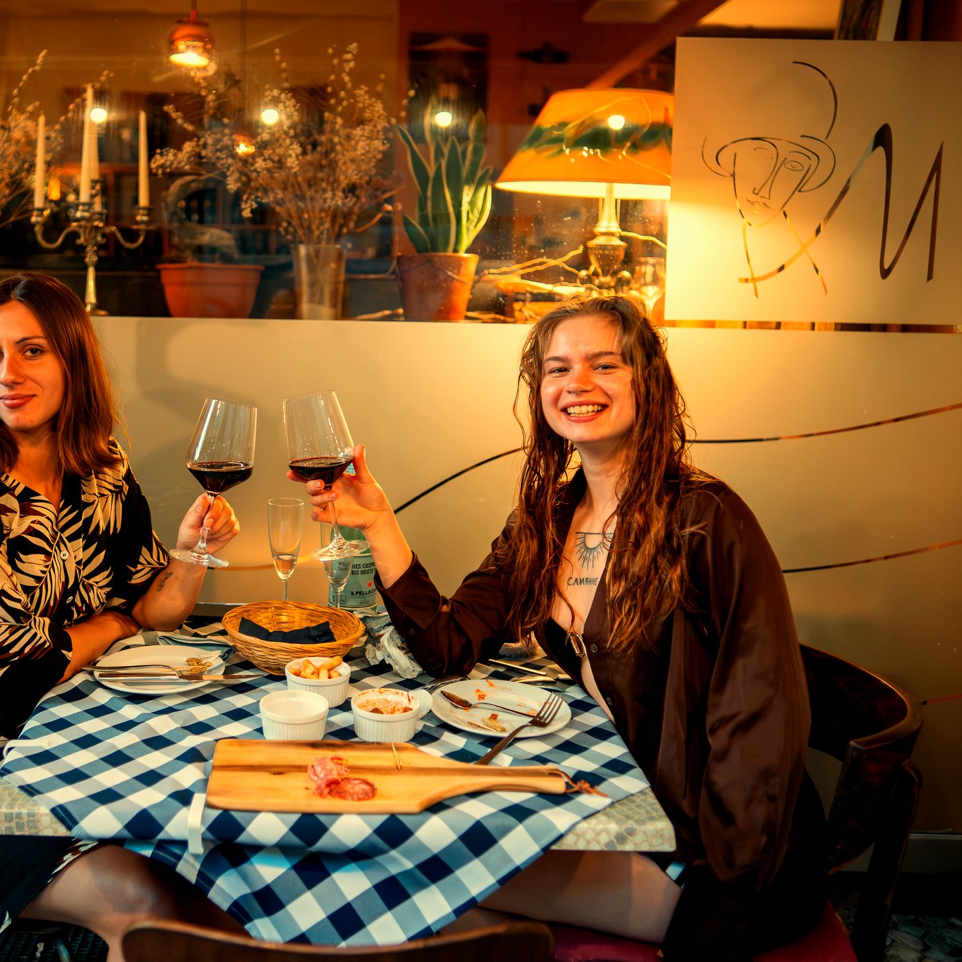 Friends toasting over dinner at Modi Berlin