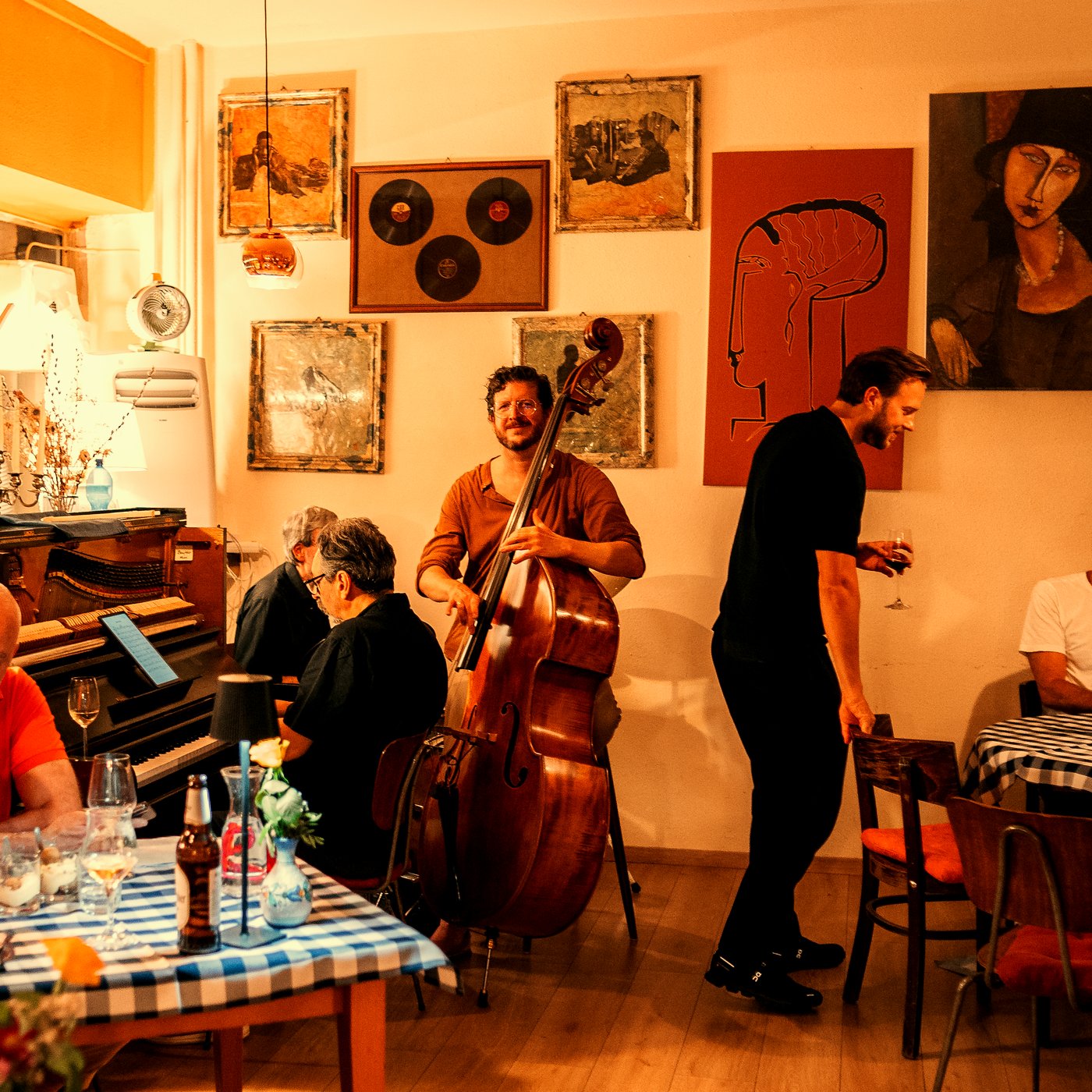 A guest listening to the trio up close at a Modi evening in Berlin